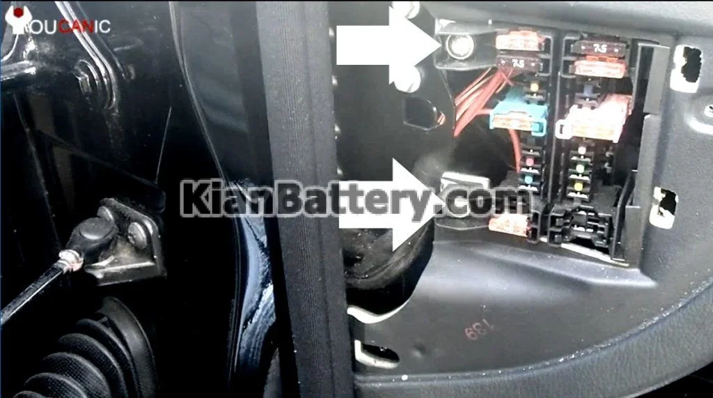 تعویض باتری کمکی بنز کلاس S و CL، باز کردن جعبه فیوز
