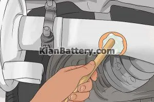 پس از چسباندن پچ با اپوکسی روی قسمت نشتی، تمام پچ و لبه های آن را نیز با اپوکسی پوشش دهید.