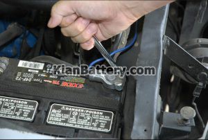 اتصالات باتری 300x202 علت نیامدن برق پشت آمپر ماشین