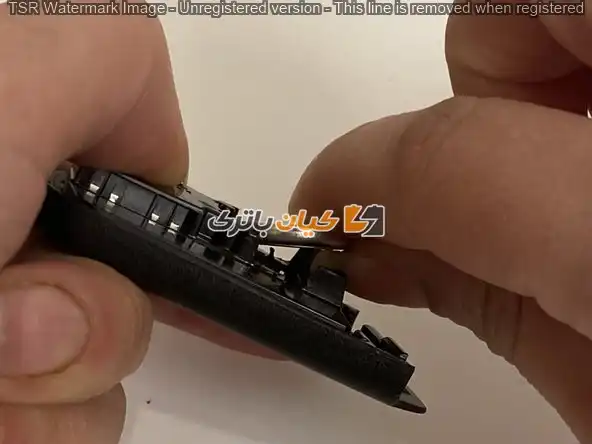 آموزش تعویض باتری ریموت خودروهای هوندا 4 با استفاده از حداقل نیرو، باتری را با انگشت یا ابزار پلاستیکی خارج کنید.