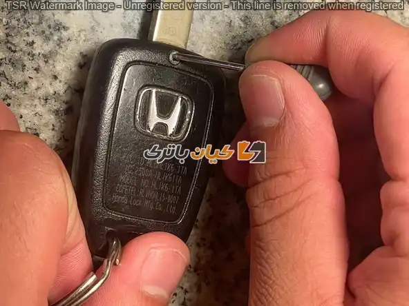 آموزش تعویض باتری ریموت خودروهای هوندا 10 با پیچ گوشتی پیچ را برخلاف جهت عقربه های ساعت بچرخانید