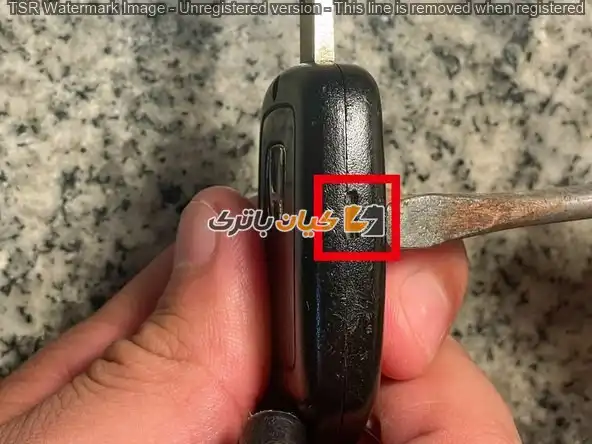 آموزش تعویض باتری ریموت خودروهای هوندا 11 در کنار سوئیچ یک شکاف کوچک وجود دارد