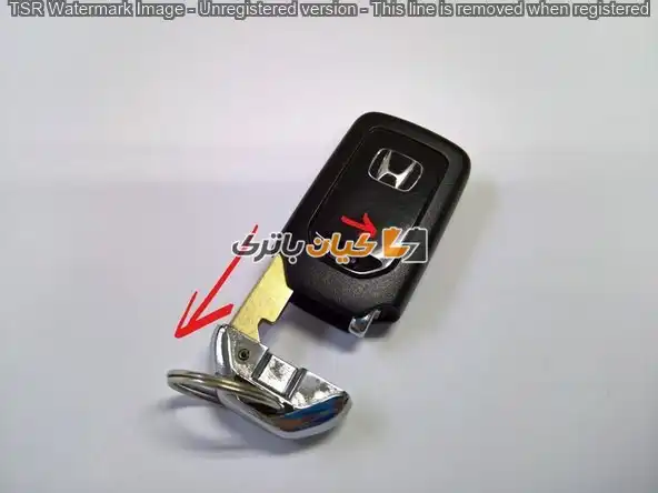 آموزش تعویض باتری ریموت خودروهای هوندا 18 با کشیدن سوئیچ پشت ریموت و بیرون کشیدن کلید، کلید فلزی را خارج کنید.