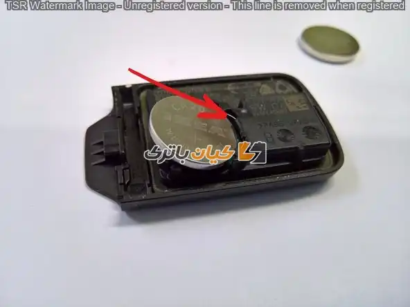 آموزش تعویض باتری ریموت خودروهای هوندا 21 دوباره مطمئن شوید که طرف + باتری رو به بالا باشد.