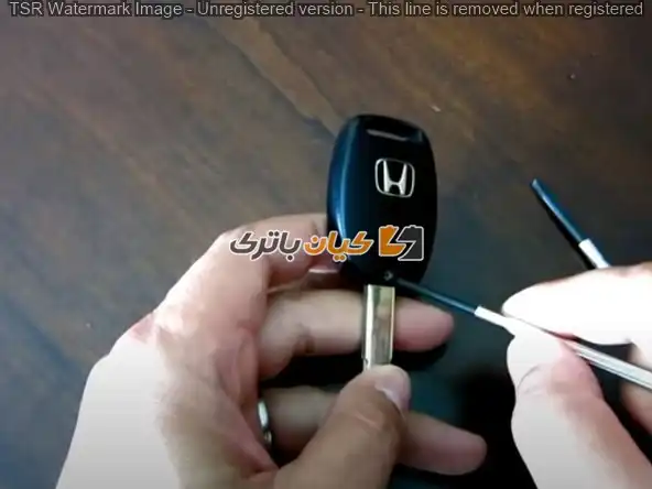 آموزش تعویض باتری ریموت خودروهای هوندا 26 جدا کردن پیچ پایه سوئیچ