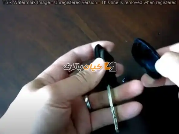 آموزش تعویض باتری ریموت خودروهای هوندا 28 با پیچ گوشتی دو سو پیچ را به سمت بالا بپیچید تا قسمت زیرین سوئیچ باز شود.