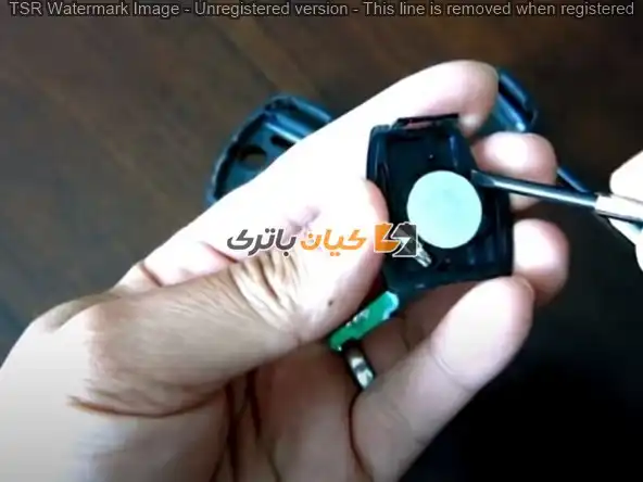 آموزش تعویض باتری ریموت خودروهای هوندا 32 از یک پیچ گوشتی دو سو برای باز کردن باتری دایره ای استفاده کنید.