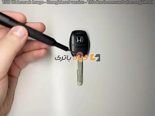 آموزش تعویض باتری ریموت خودروهای هوندا 34 سوئیچ را برگردانید تا لوگوی هوندا مشخص باشد.