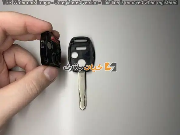 آموزش تعویض باتری ریموت خودروهای هوندا 42 قطعه داخلی را در قسمت پایین پوسته قرار دهید.