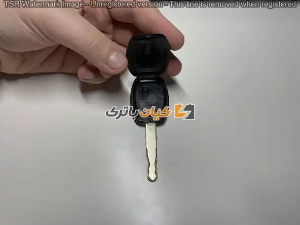 آموزش تعویض باتری ریموت خودروهای هوندا 43 هر دو نیمه پوسته سوئیچ را به طور دقیق تراز کنید.