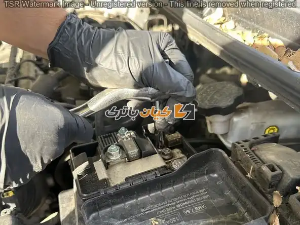 تعویض شمع خودروی هیوندای النترا 2015-2010 3 مهره کنار ترمینال باتری را با استفاده از سوکت 10 میلی متری متصل به آچار باز کنید