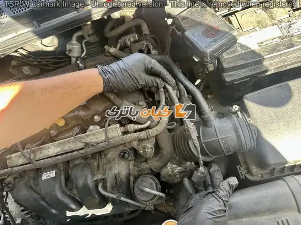 تعویض شمع خودروی هیوندای النترا 2015-2010 6 پین های قفل را از کانکتورهای برق باز کرده و کنار باتری قرار دهید.