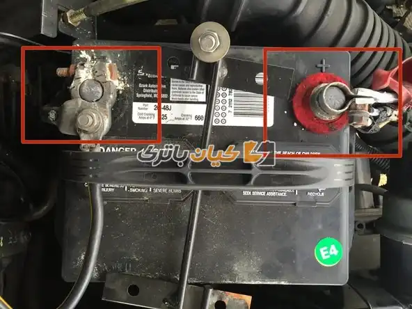 آموزش تعویض بست باتری ماشین 5 ترمینال های بالای باتری ماشین را پیدا کنید. در کنار هر ترمینال یک علامت مثبت (+) یا منفی (-) وجود دارد که نشان دهنده شارژ است.