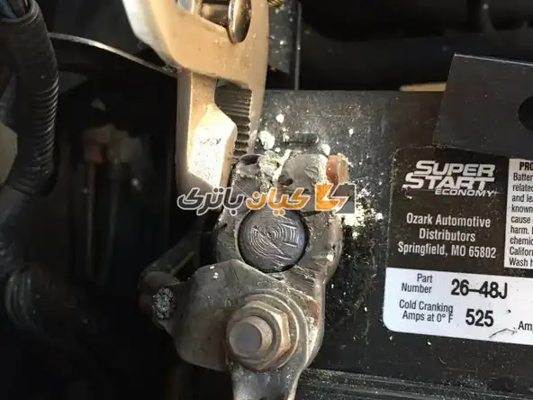 آموزش تعویض بست باتری ماشین 8 با استفاده از یک آچار قابل تنظیم، مهره را در خلاف جهت عقربه های ساعت بچرخانید تا باز شود.