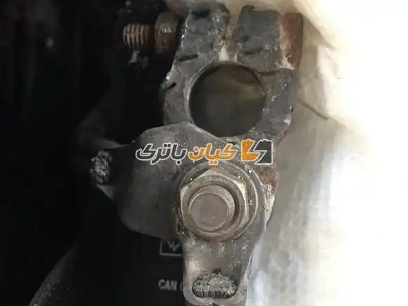 آموزش تعویض بست باتری ماشین 9 به خاطر داشته باشید که همیشه قبل از ترمینال مثبت ابتدا ترمینال منفی را بردارید. این کار از اتصال کوتاه و ایجاد شوک یا آتش سوزی جلوگیری می کند.