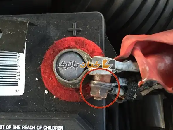 آموزش تعویض بست باتری ماشین 11 در ترمینال مثبت، مهره را در امتداد اطراف آن قرار دهید.