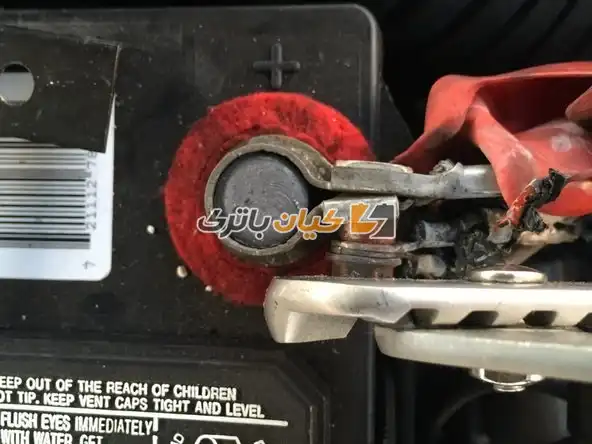 آموزش تعویض بست باتری ماشین 12 با استفاده از آچار، مهره را در خلاف جهت عقربه های ساعت بچرخانید.