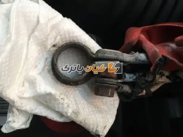 آموزش تعویض بست باتری ماشین 14 ترمینال را روی پارچه یا حوله قرار دهید و مطمئن شوید که با گره باتری تماس نداشته باشد.