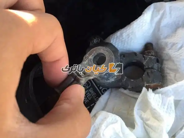 آموزش تعویض بست باتری ماشین 17 صفحه سیمی را از بالا گرفته و آن را با احتیاط از پیچ جدا کنید.