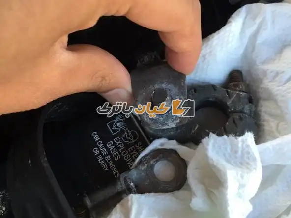 آموزش تعویض بست باتری ماشین 19 در این مرحله، بهتر است صفحه فلزی را با دستان خود کنترل کنید زیرا ترمینال ها از باتری جدا شده اند و مدار به جایی متصل نیست.