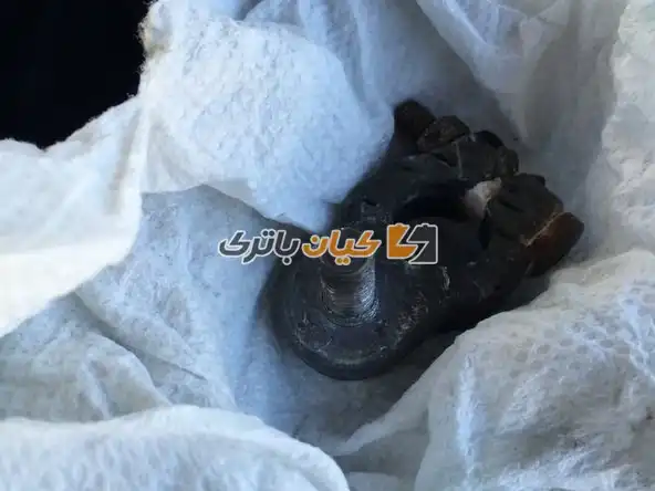 آموزش تعویض بست باتری ماشین 18 صفحه سیم پایینی را از پیچ و مهره خارج کرده و آن را با احتیاط در جایی قرار دهید.