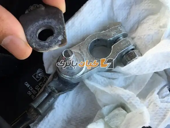 آموزش تعویض بست باتری ماشین 20 ترمینال باتری قدیمی را کنار بگذارید و آن را با ترمینال جدید جایگزین کنید.