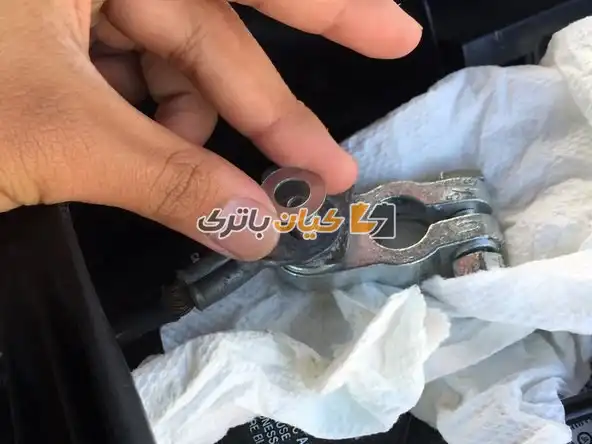 آموزش تعویض بست باتری ماشین 22 واشر تخت و سرپیچی که با ترمینال باتری ارائه شده است را روی پیچ عمودی قرار دهید.