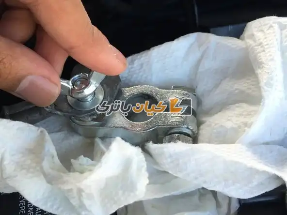 آموزش تعویض بست باتری ماشین 23 سر پیچ را در جهت عقربه های ساعت محکم کنید و از محکم بودن صفحات سیم اطمینان حاصل کنید.