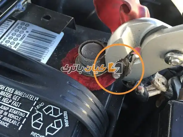 آموزش تعویض بست باتری ماشین 27 سپس همین عمل را روی مهره کناری ترمینال مثبت انجام دهید.