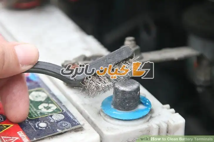 بست های باتری را با برس سیمی تمیز کنید