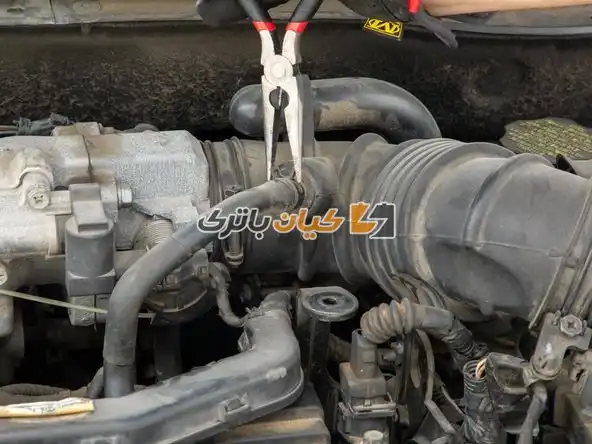 آموزش تعویض واشر درب سوپاپ ریو 2006 22 از انبردست برای شل کردن گیره های کششی روی هر شلنگ استفاده کنید.