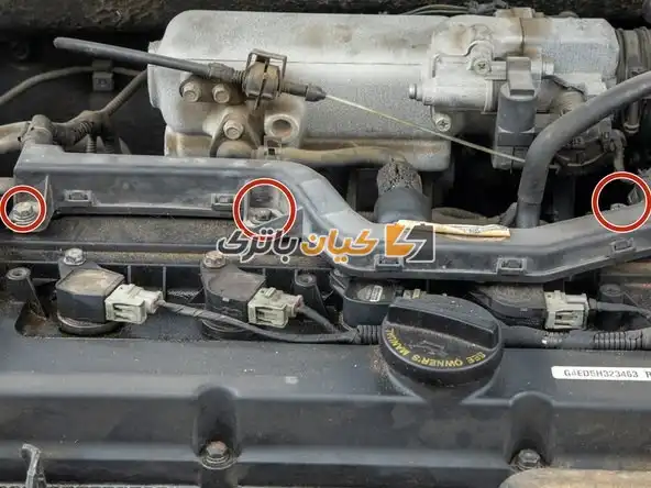 آموزش تعویض واشر درب سوپاپ ریو 2006 26 سه پیچ 10 میلی متری که راهنمای سیم را در جای خود نگه می دارند، باز کنید.