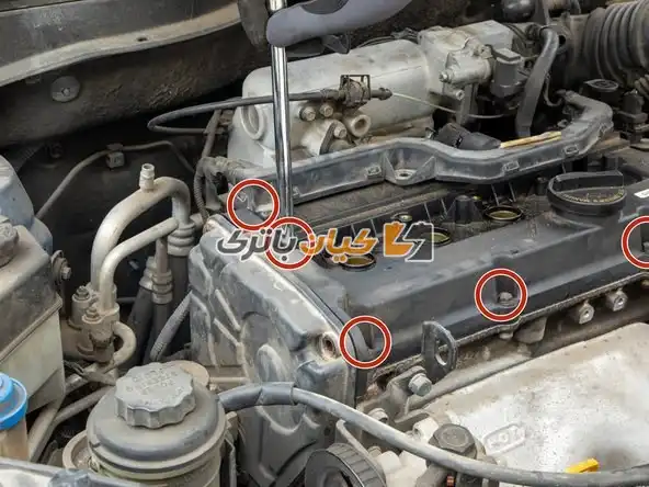 آموزش تعویض واشر درب سوپاپ ریو 2006 34 قطعات را به اطراف حرکت دهید تا به پیچ ها دسترسی داشته باشید.