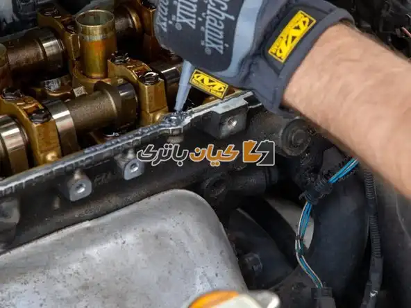 آموزش تعویض واشر درب سوپاپ ریو 2006 37 باقی مانده های قسمت های موتور را تمیز کنید.