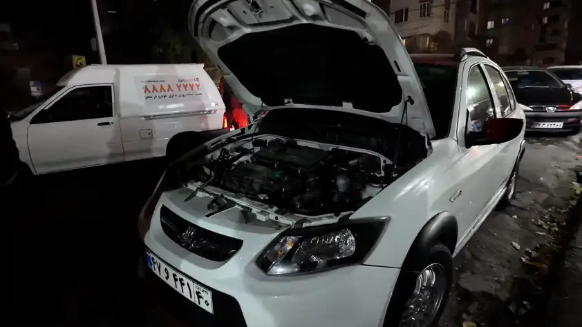 سرویس امداد کیان باتری به محل خودروی کوییک مراجعه می کند تا نصب باتری جدید را انجام بدهد