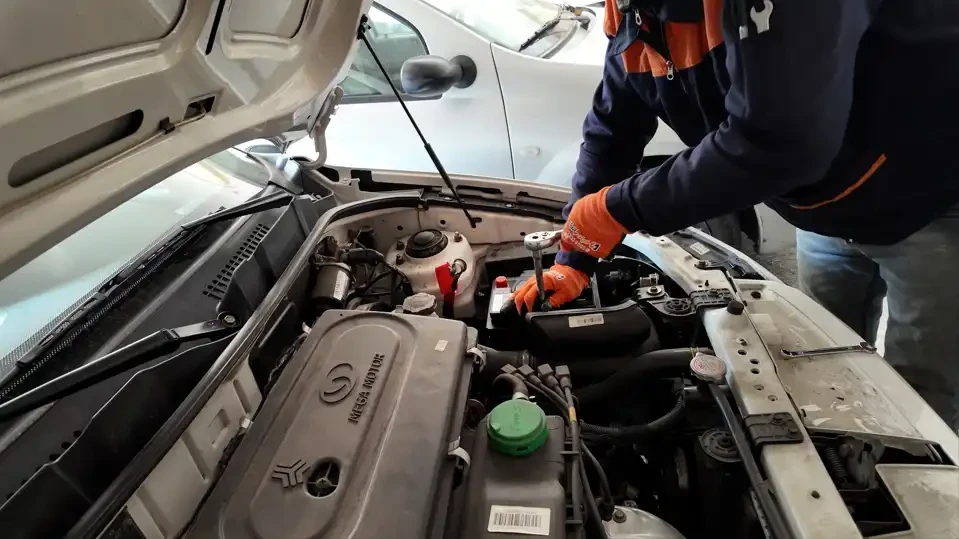 خارج کردن باتری جدید و نصب باتری جدید کیان پاور روی خودروی کوییک